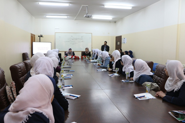 جامعة غزة تستقبل طالبات مدرسة بنات الشجاعية الثانوية (ب)