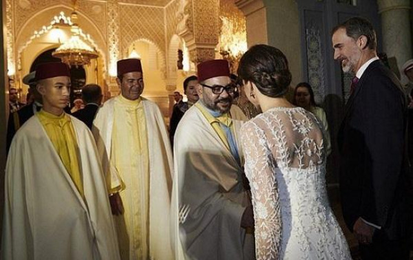 شاهد: ملك المغرب يُفاجئ ملكة إسبانيا بعد شعورها بالبرد