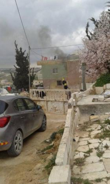 الدفاع المدني يُسيطر على حريق بمنزل في يطا