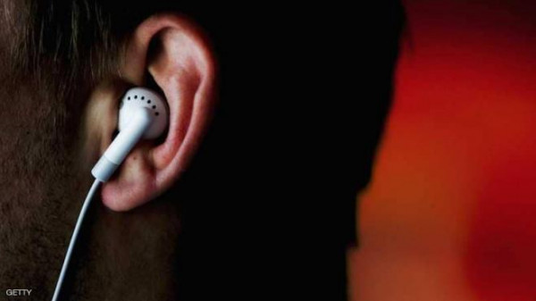 فيديو:بسبب سماعات الأذن.. مليار شاب في العالم يواجه خطر الإصابة بهذا المرض