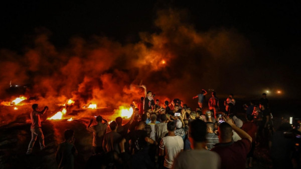 الفلسطينيون يتوافدون لمخيم العودة شرقي البريج للمشاركة بفعاليات الإرباك الليلي