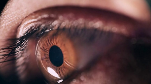 مُروع.. امرأة تصاب بـ500 ثقب في قرنية عينها بسبب حركة يفعلها الأغلبية