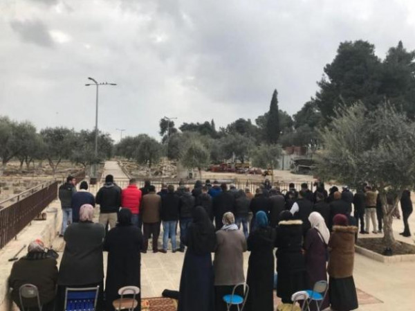 مقدسيون يؤدون صلاة الظهر عند "باب الرحمة" رغم إجراءات الاحتلال