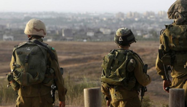 شاهد: الجيش الإسرائيلي يدّعي ضبط قنبلتين بحوزة فلسطينييْن قرب أريحا