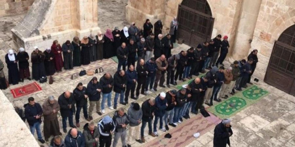 عشرات المصلين يؤدون صلاة الجمعة في باب الرحمة بالمسجد الاقصى