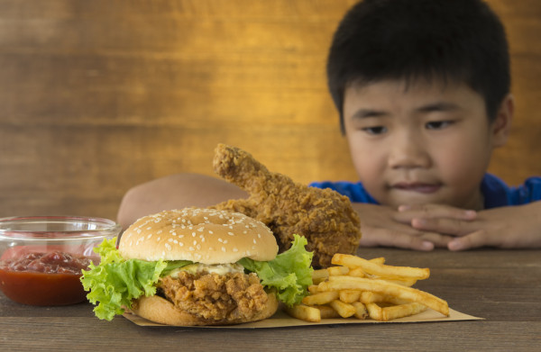 ما سرّ حب الأطفال للوجبات السريعة أكثر من الأكل البيتي؟