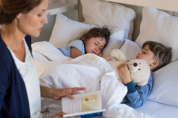 كيف تساهم "قصة ما قبل النوم" في تهدئة طفلك؟