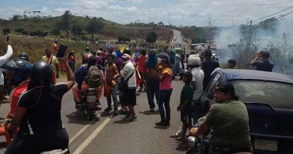 متظاهرون يسيطرون على مطار (سانتا إيلينا) بعد مواجهات مع الحرس الوطني الفنزويلي