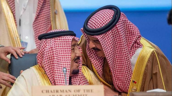 شاهد: ملك البحرين يفاجئ الملك سلمان على الهواء