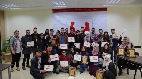 مجتمع مناظرات جامعة النجاح يفوز بجائزة أفضل متحدث في بطولة كلية القدس