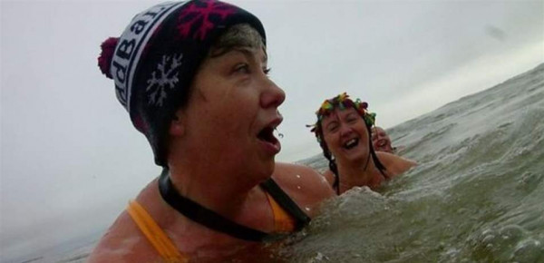 نساء يحاربن أعراض "انقطاع الطمث" بالمياه الباردة