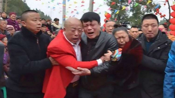 شاهد: رجل في الصين يلتقي والديه بعد 30 عاماً