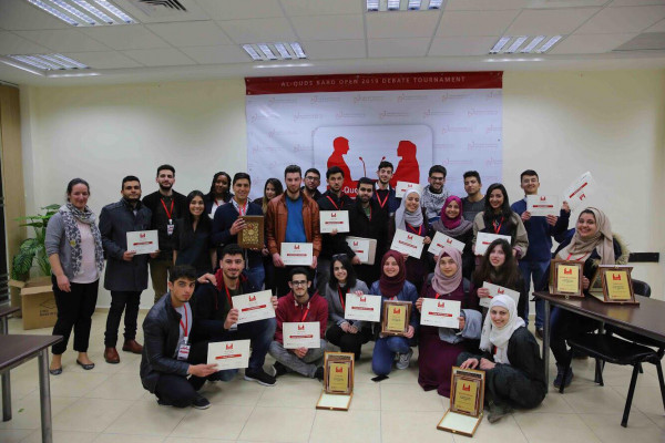 مجتمع مناظرات جامعة النجاح يفوز بجائزة أفضل متحدث ببطولة كلية القدس