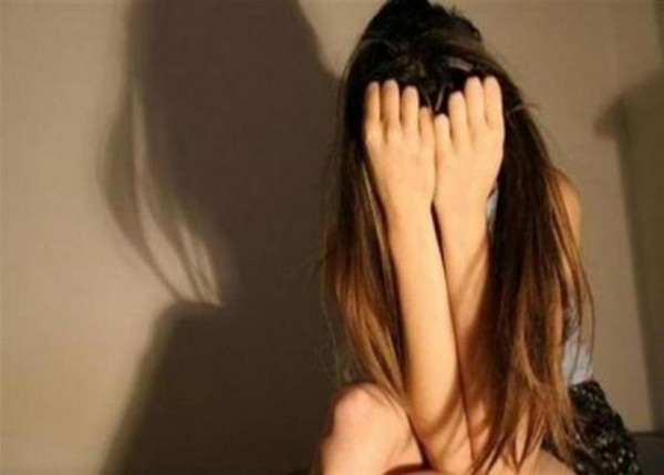 بعد سجنه 5 سنوات.. مصري يتفاجأ بطفل مع زوجته: "حملت من ابن عمه وصديقه"