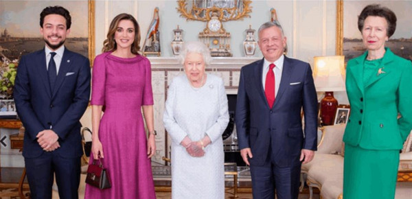 إطلالة الملكة رانيا حديث عشّاق الموضة.. شاهدي ماذا ارتدت؟