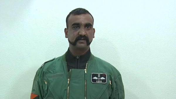 شاهد: الطيار الهندي المُحرر من باكستان يُثير غضب مواطنيه