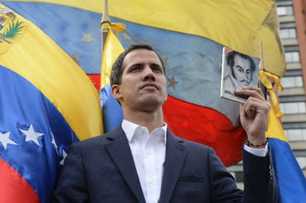 مسؤول أمريكي يُحذّر فنزويلا من التعرض لغوايدو