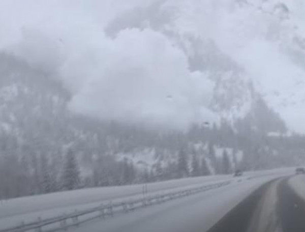 فيديو: لحظة انهيار ثلجي ضخم على الطريق السريع في أميركا