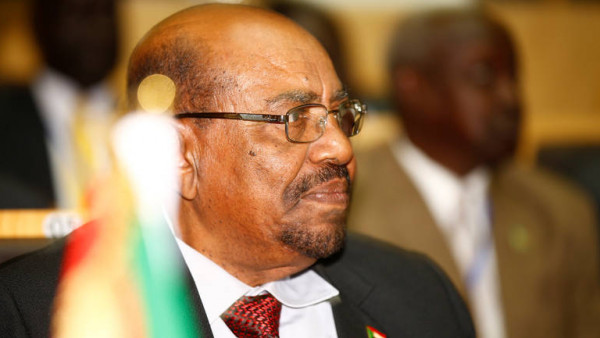 الرئيس السوداني يُقيل محافظ البنك المركزي