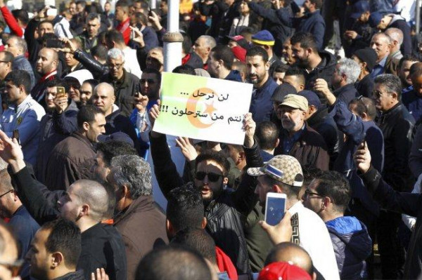 الآلاف يحتشدون في "جمعة الحسم" بالجزائر