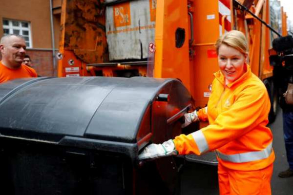 شاهد: وزيرة ألمانية تجمع القمامة