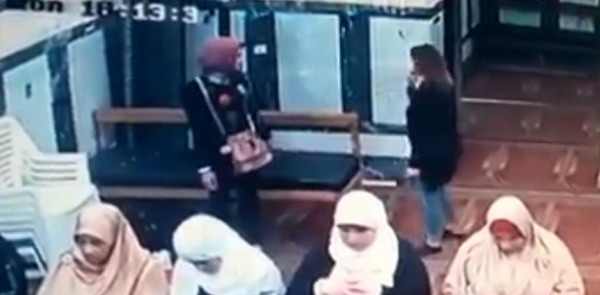فيديو يستفز مشاعر المصريين.. شاهد ماذا فعلت فتاتان داخل مسجد؟