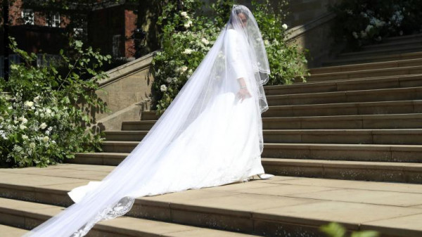 بالرغم من عدم وجود العريس.. شابة تشتري فستان الزفاف وتحدد مكان الحفل