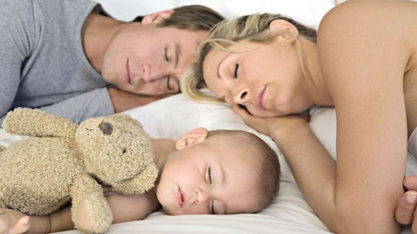 النوم مع طفلك على الأريكة قد يقتله
