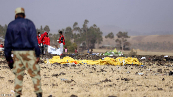 آخر لحظات الطائرة الإثيوبية.. دخان ثم دوران بالجو قبل السقوط