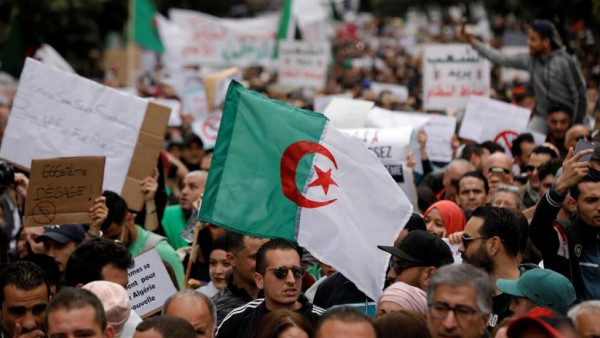 الجزائر.. تُجدد المظاهرات بعد "تمديد بوتفليقة لحكمه"