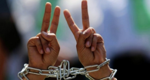 الأسرى الفلسطينيون يُهددون بالتصعيد ضد إدارة السجون الإسرائيلية