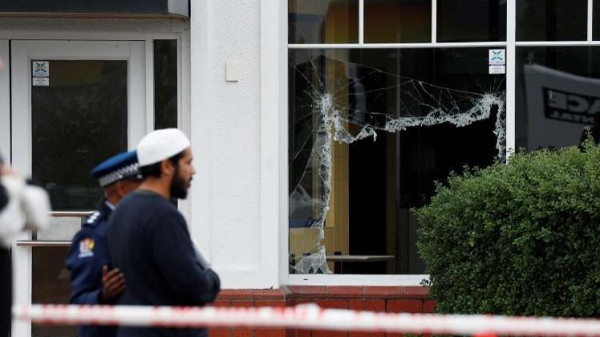 من حطّم زجاج مسجد النور لتهريب المصلين؟