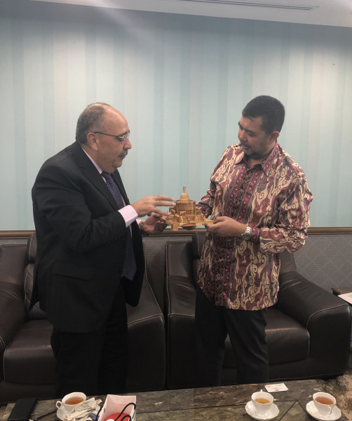 السفير وليد أبو علي يلتقي مع نائب وزير الخارجية الماليزي السيناتور داتو