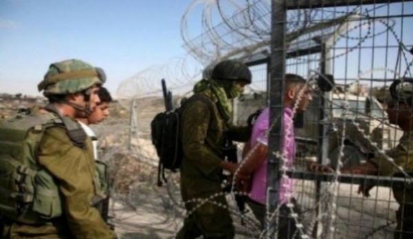 قوات الاحتلال تعتقل أربعة فلسطينيين بزعم عبورهم السياج من جنوب القطاع