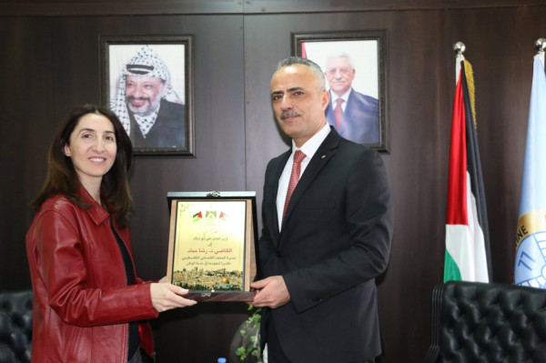 أبو دياك يكرم مديرة المعهد القضائي الفلسطيني