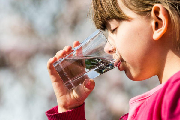 خمس خطوات تساعد أولادكِ على شرب الماء