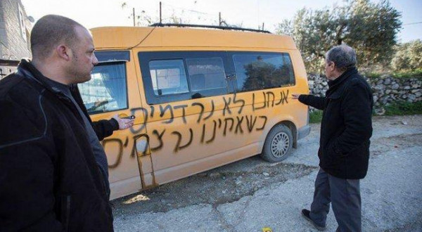 مستوطنون يخطون شعارات عنصرية ويعطبون مركبات للمواطنين غرب بيت لحم
