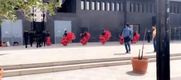 راقصات فرقة فنية يتدربن في ساحة عامة بالرياض وسط صدمة الحضور