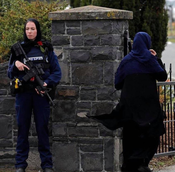 شاهد: بوردة حمراء وغطاء للرأس.. شرطة نيوزيلندا تؤمن مراسم دفن ضحايا المجزرة