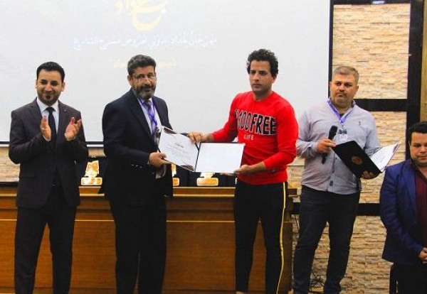 مصطفى الهلالي يحصل على جائزة أفضل ممثل بمهرجان بغداد الدولي