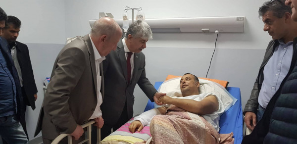 مجدلاني يعود أبو سيف ويطمئن على صحته ويوجه التحية للفلسطينيين بغزة