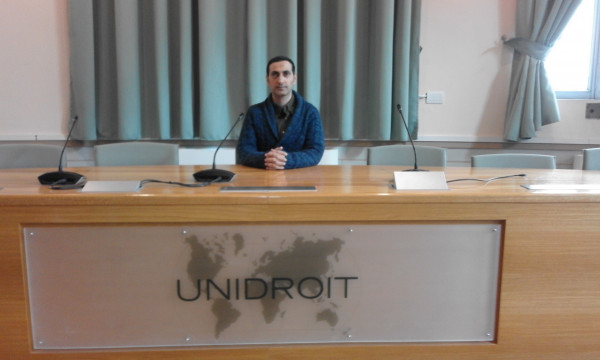 الدكتور ايهاب عمرو يلقي محاضرة حول عقود التجارة الإلكترونية في (اليونيدروا)