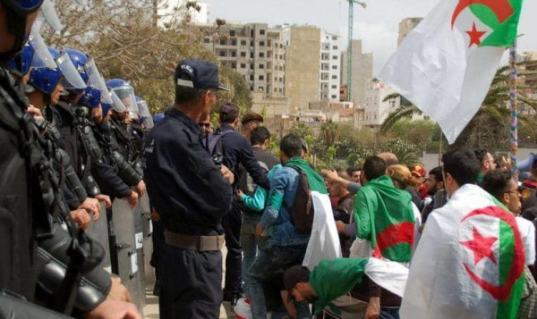 مئات آلاف الجزائريين يُطالبون بوتفليقة بالتنحي