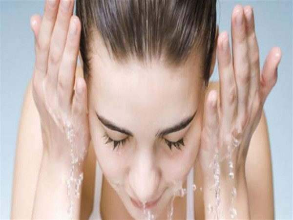 8 أخطاء عليك تجنبها أثناء تنظيف وجهك