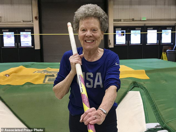 عمرها 84 عاماً وتحقق أرقاماً قياسياً في ألعاب القوى