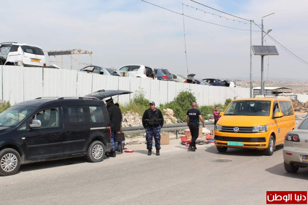 الشرطة تزيل جملة من التعديات وتنظم الشارع العام في "عناتا"شمال القدس