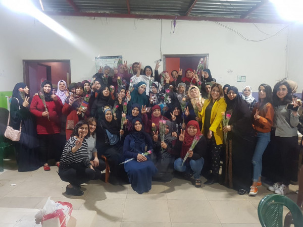 ناشط تكرم كوكبة من النساء الفلسطينيات في يوم المرأة العالمي