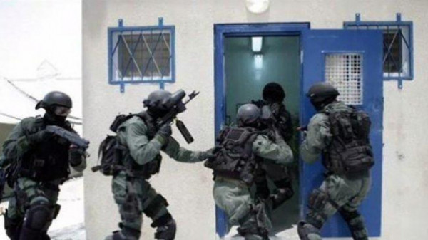 إصابة 15 أسيراً.. وطعن جنديين إسرائيليين في (سجن النقب)