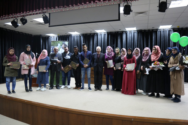 تكريم الطلبة المتفوقين من كلية المهن والعلوم التطبيقية في جامعة الخليل