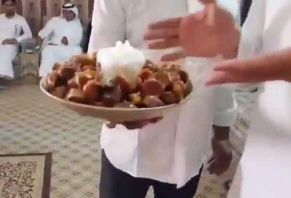 سعودي يستعرض تمراً خزنته والدته منذ 34 عاماً.. شاهد المفاجأة